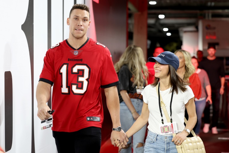 Photo of Aaron Judge and His Wife Goes Viral
