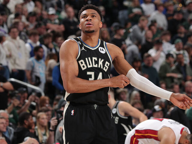 Giannis suffers back contusion in Game 1 loss to Heat