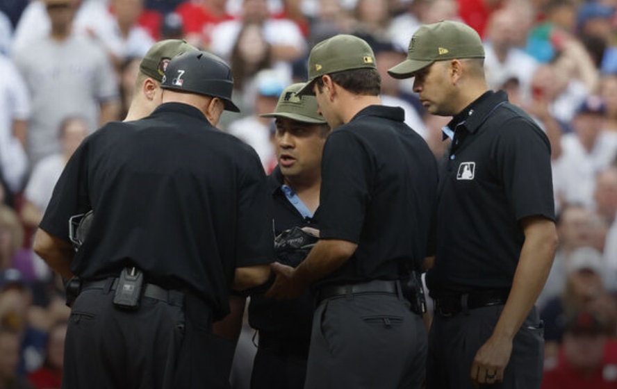 Reds’ Bell ejected after umps ask Yankees’ Schmidt to wash hands