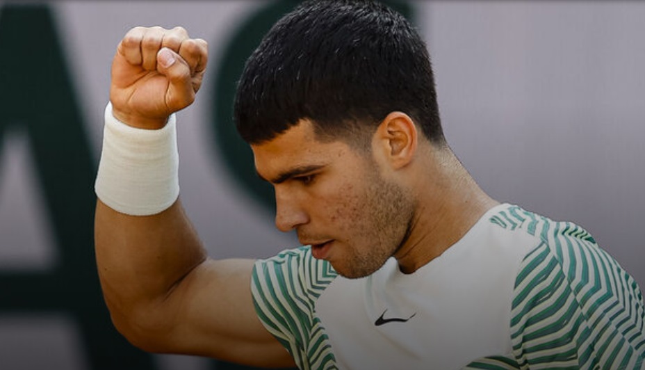 Alcaraz, Djokovic face brief trouble late in straight-set victories at French Open