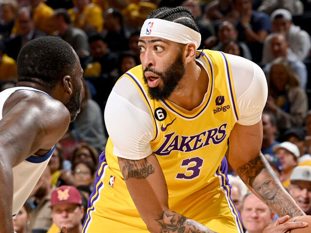 Lakers’ Davis exits Game 5 loss early after taking elbow to face