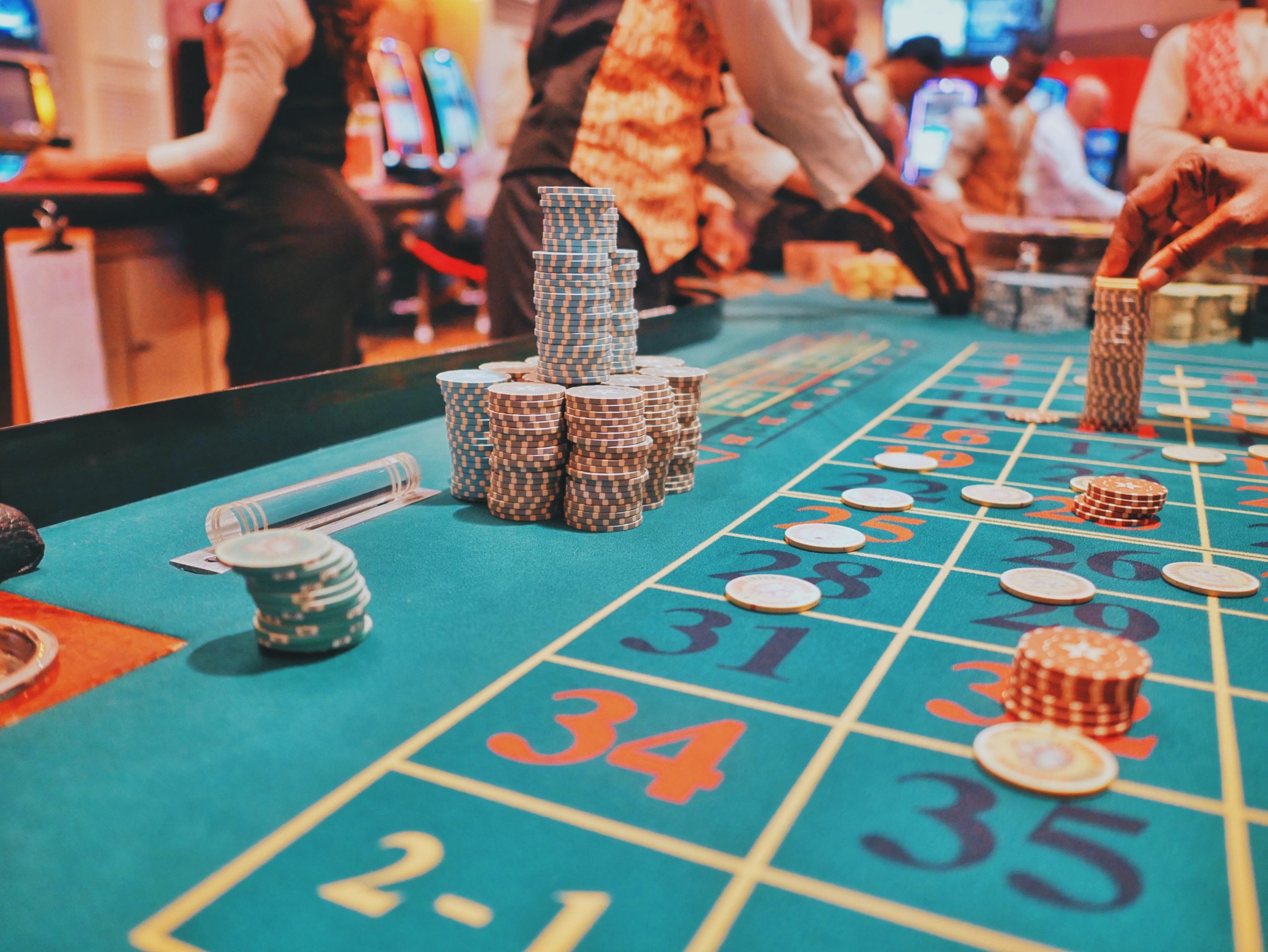 A Look into the Wide Range of Games Offered by Online Casinos: From Classic Slots to Live Dealer Experiences