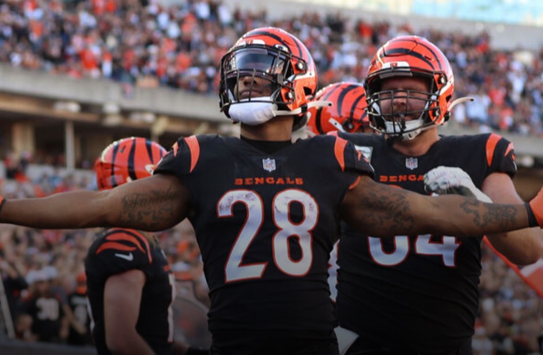 Mixon restructures contract to remain with Bengals