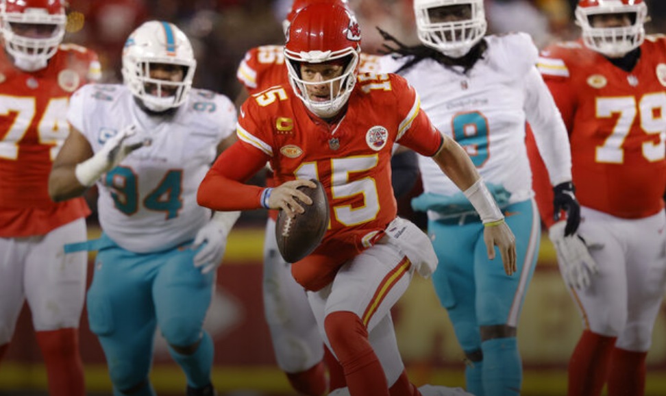 Chiefs shut down Dolphins in frigid wild-card game