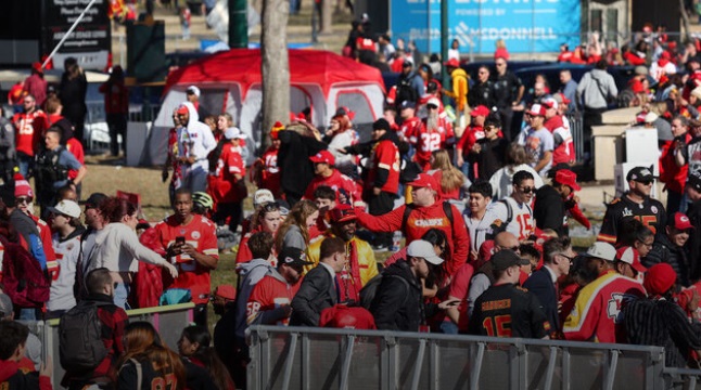 Police: 1 dead, 21 injured after shooting at Chiefs parade
