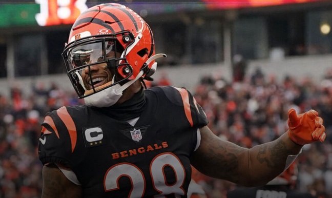 Report: Bengals releasing Mixon, signing Moss