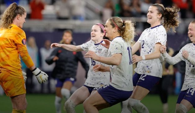 Wet, wild win over Canada sends U.S. to Gold Cup final