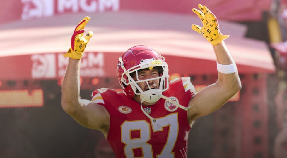 Kelce signs new deal, reportedly becomes top-paid TE