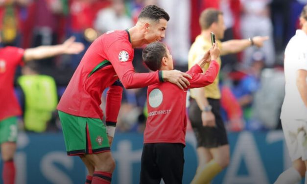 Fans storm field for Ronaldo selfies during Portugal’s win