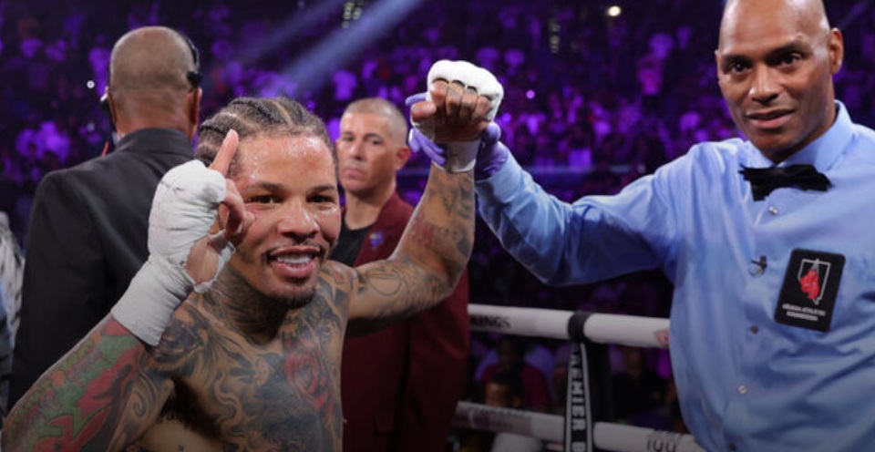 Davis brutally KOs Martin to retain WBA lightweight title