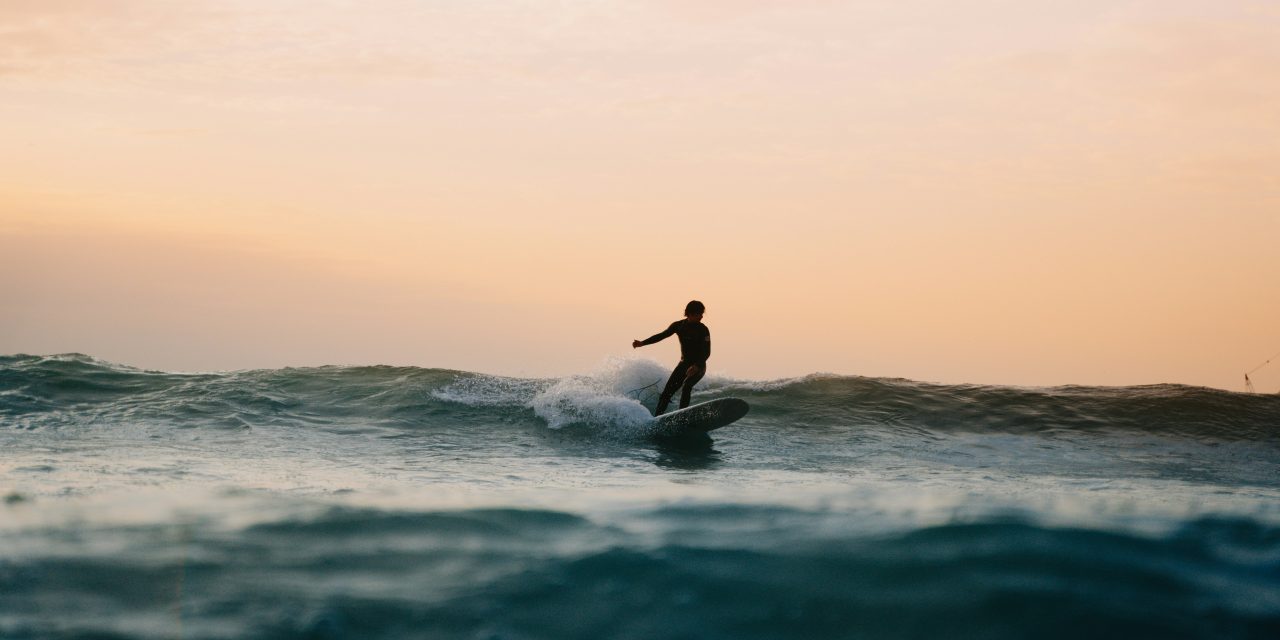 Longboard Surfing Mastery: Unique Longboarding Techniques Offered by Pacific Surf Applying Techniques