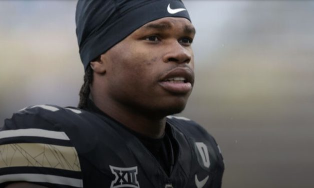 Hunter exits vs. Kansas State with apparent shoulder injury