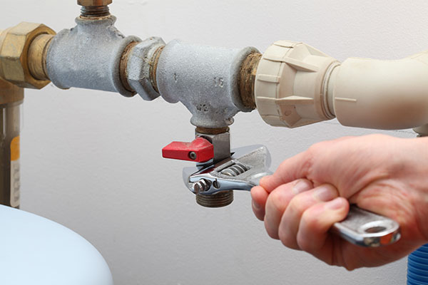 How to Handle a Burst Pipe Before the Dallas Emergency Plumber Arrives