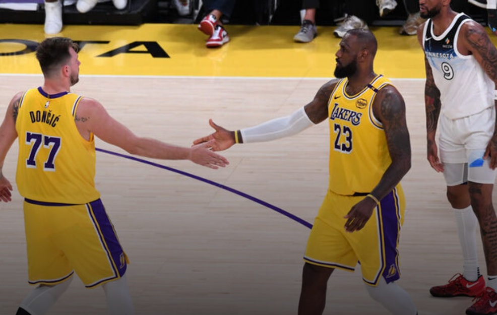 LeBron powers Lakers to 4th straight victory
