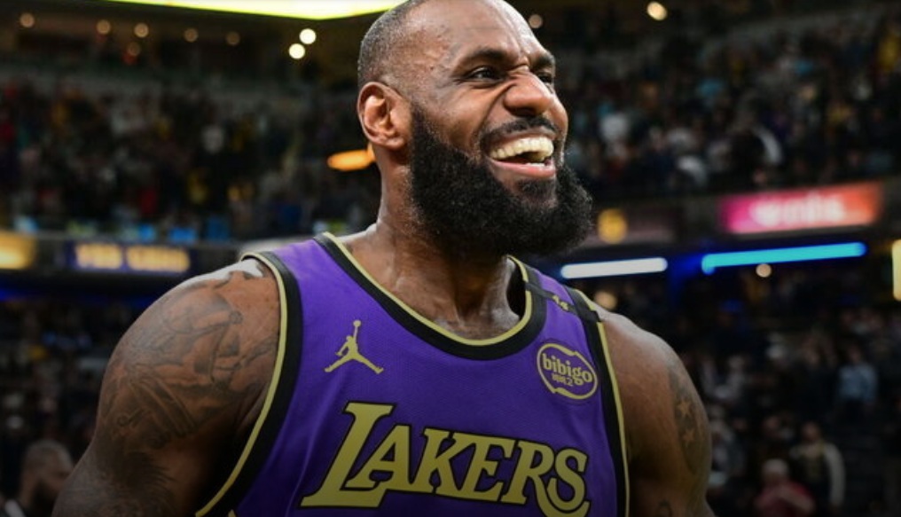 Report: LeBron likely to pick up .6M player option