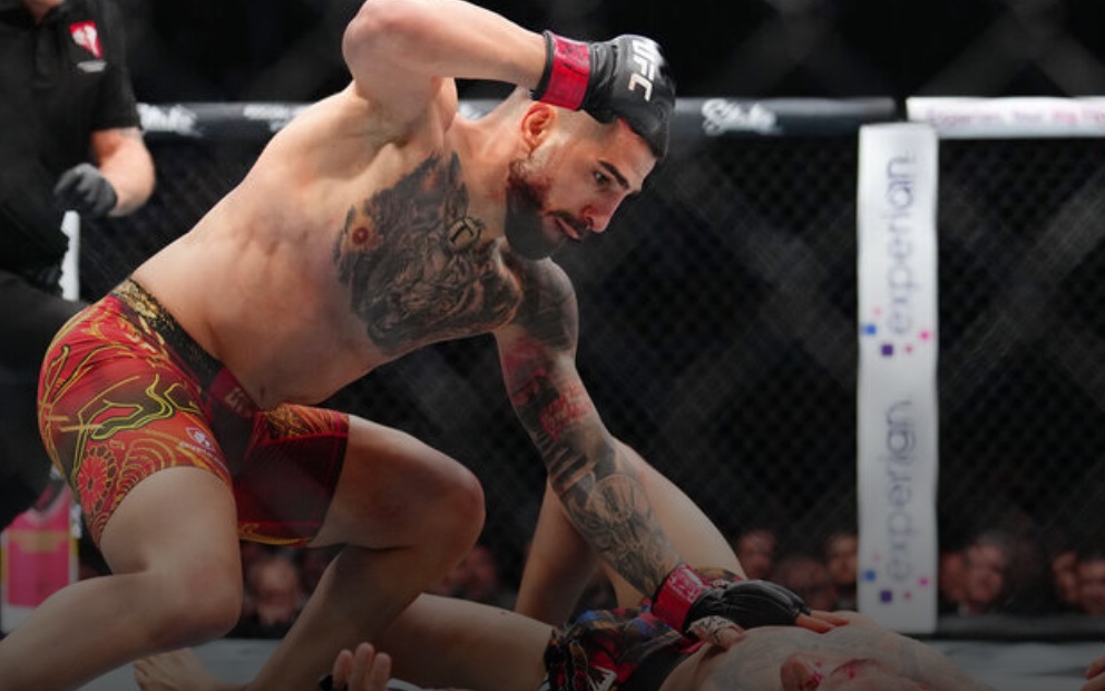 Topuria KOs Oliveira in Round 1 to win 2nd UFC title
