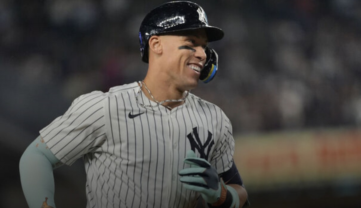 Yankees move into 1st-place tie with Blue Jays in AL East Yankees move into 1st-place tie with Blue Jays in AL East