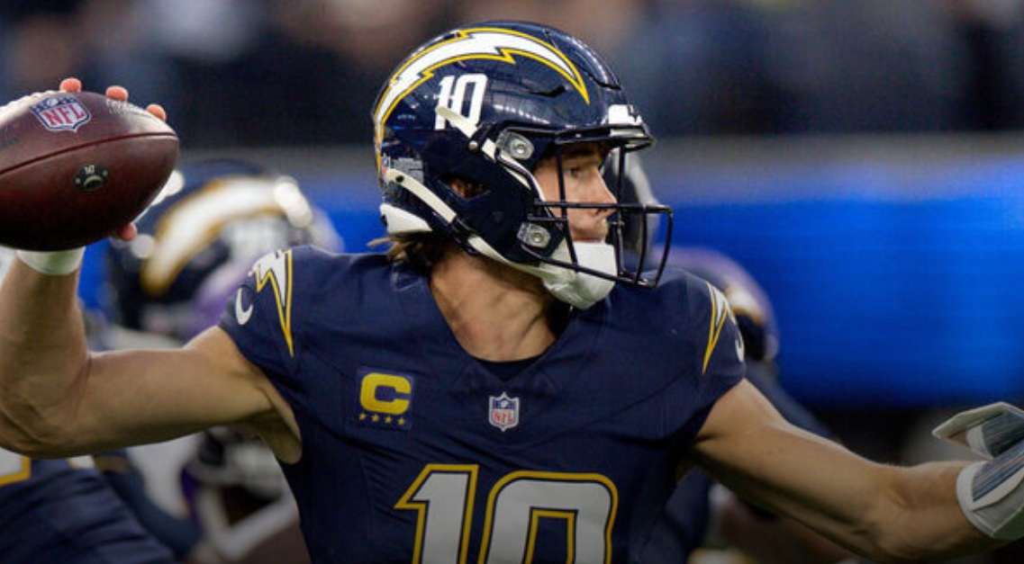 Herbert throws for 3 TDs as Chargers dominate Vikings on TNF