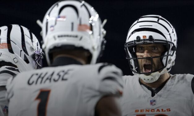 Flacco outduels Rodgers in thrilling battle of veteran QBs, Bengals top Steelers
