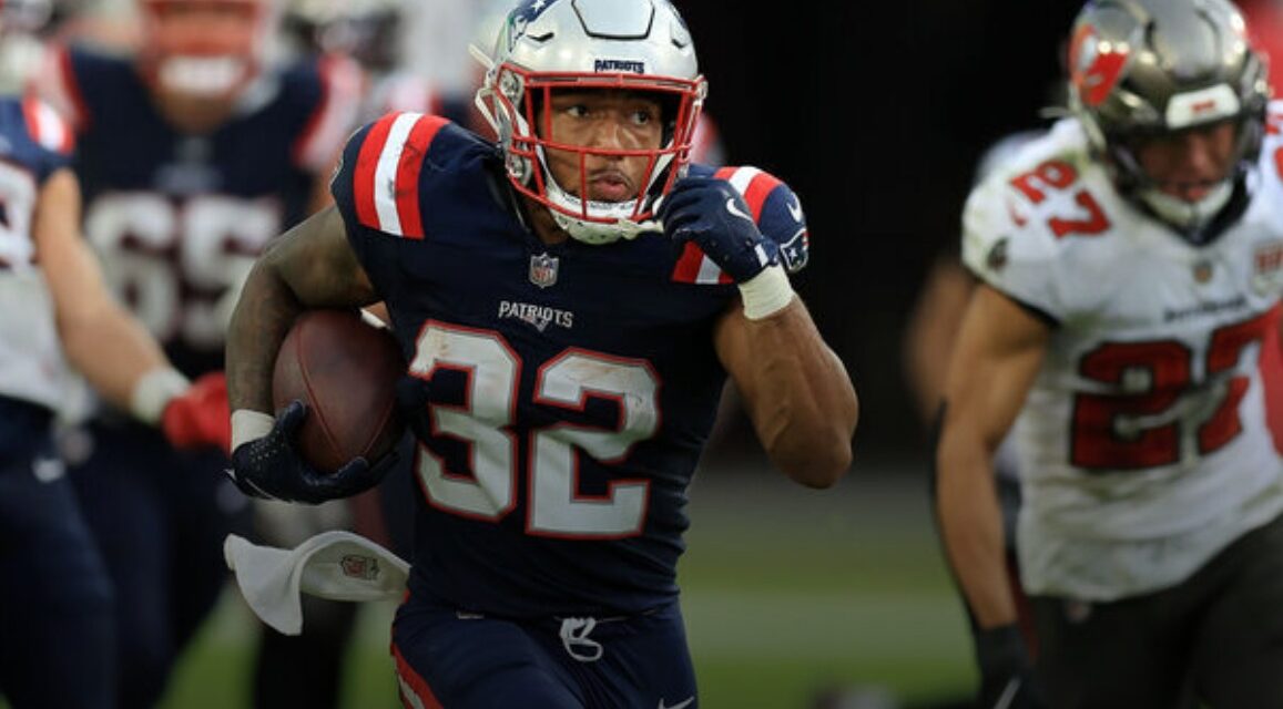 Henderson’s jolt helps Patriots throw Bucs overboard