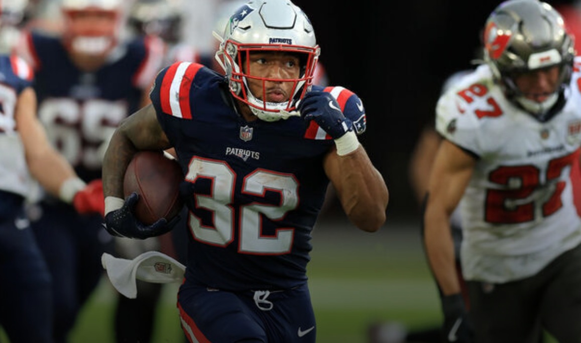 Henderson’s jolt helps Patriots throw Bucs overboard Henderson’s jolt helps Patriots throw Bucs overboard