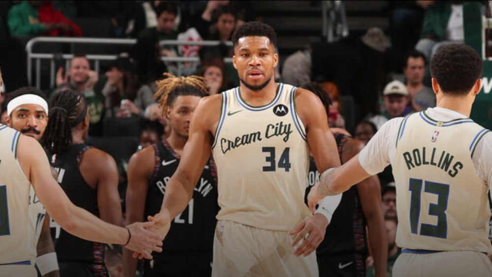 Report: Giannis told teammates to ignore distractions amid trade rumors