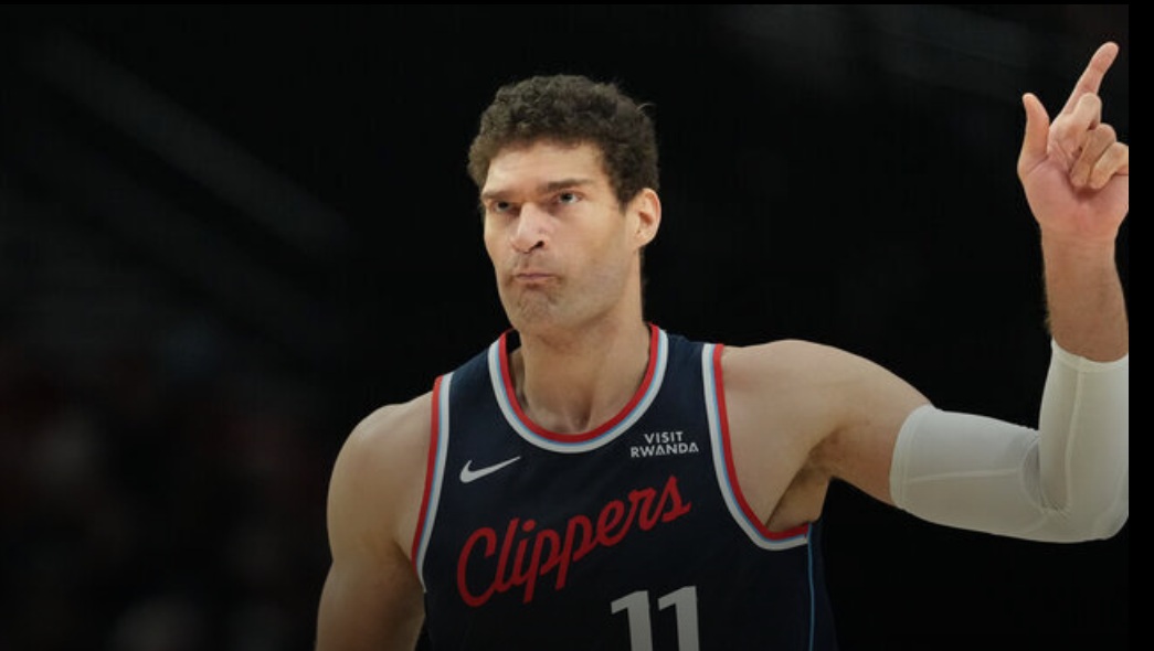 Lopez drills career-high 9 treys as Clippers defeat Blazers
