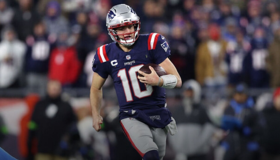 Patriots quiet Chargers for 1st playoff win in post-Brady era