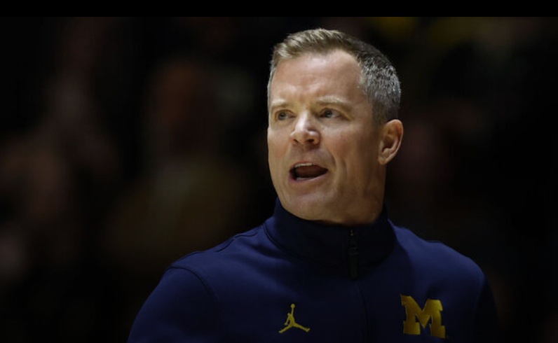 No. 3 Michigan blows out Illinois to clinch Big Ten regular season title